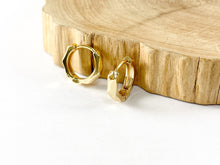 Cargar imagen en el visor de la galería, Pendientes ondulados minimalistas delicados chapados en oro de 18 quilates Huggies 5 pares