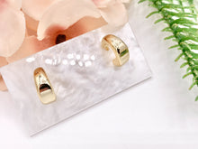 Cargar imagen en el visor de la galería, Minimalist Plain Thick Earring Hoops in 18K Gold Plated Over Brass  5 PAIRS
