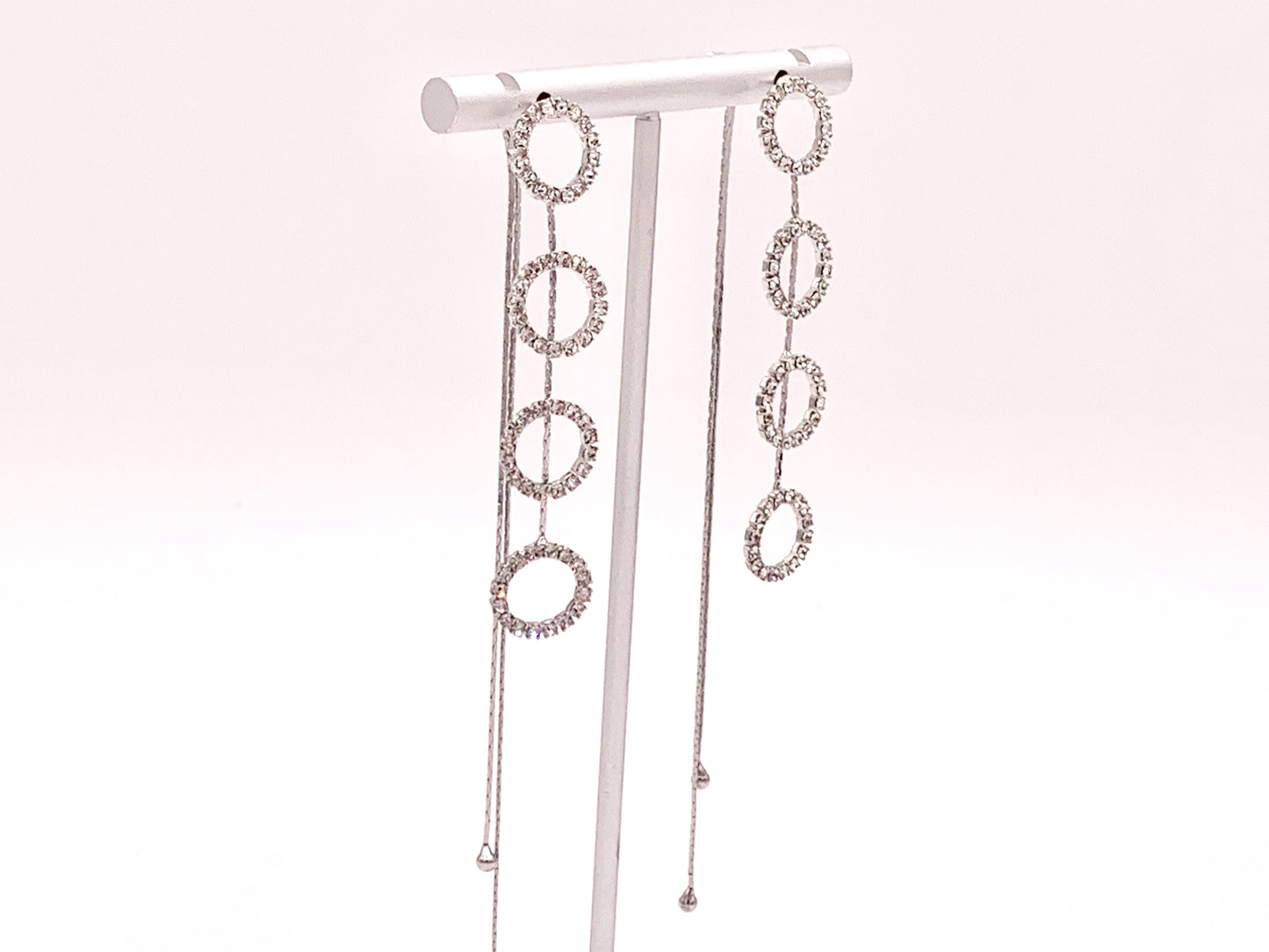 Pendientes largos y delicados con borla pavimentada de circonita cúbica en oro de 18 quilates o chapado en plata sobre cobre, 1 par