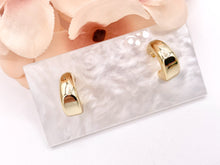 Cargar imagen en el visor de la galería, Minimalist Plain Thick Earring Hoops in 18K Gold Plated Over Brass  5 PAIRS
