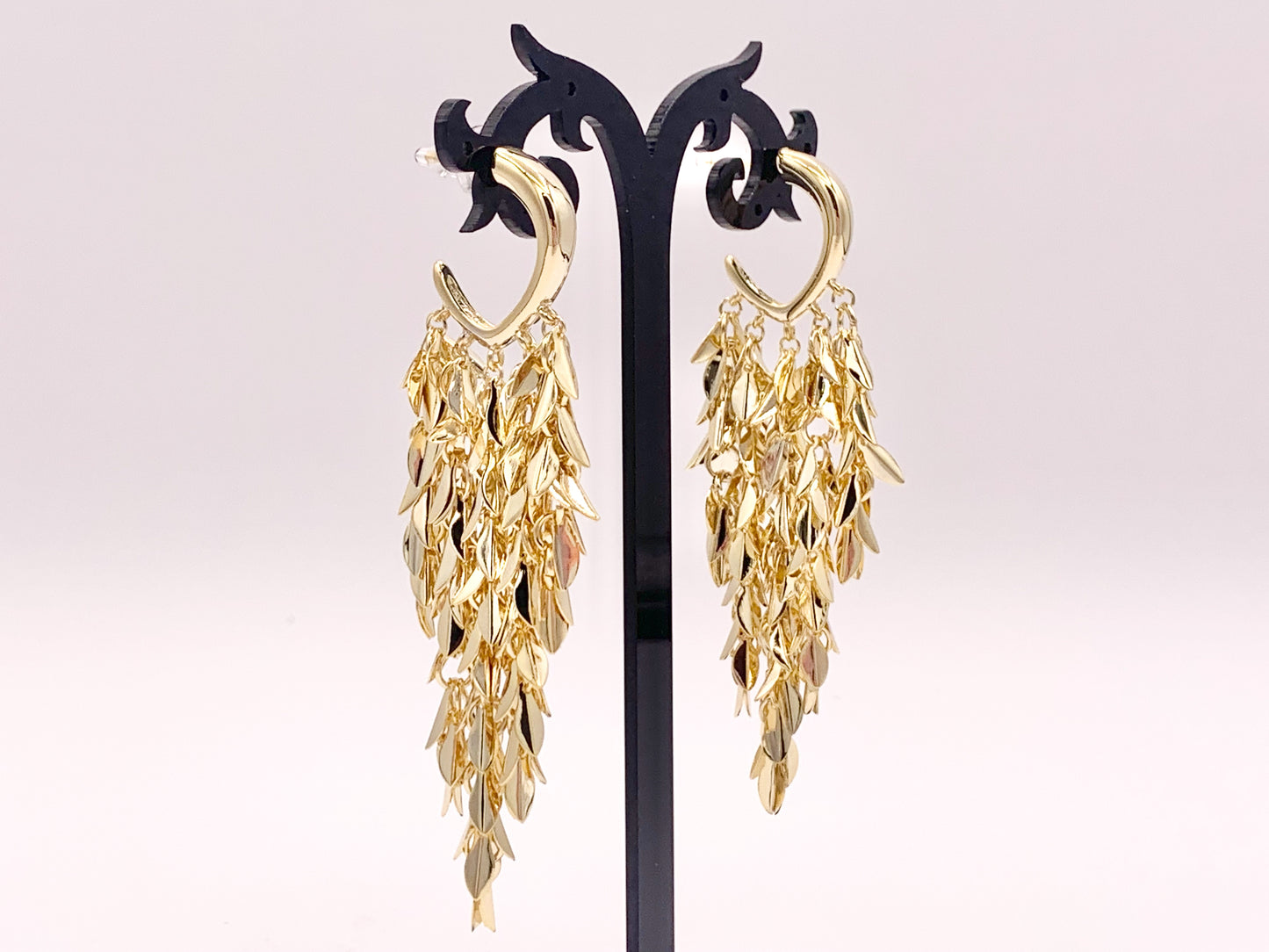 Pendientes con flecos y borlas de hojas de plumas de Glamorous en cobre chapado en oro de 18 quilates, 1 par