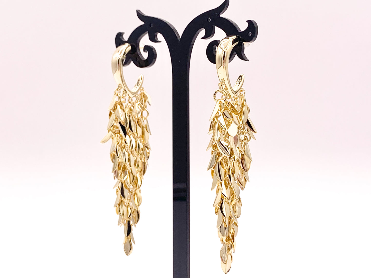 Pendientes con flecos y borlas de hojas de plumas de Glamorous en cobre chapado en oro de 18 quilates, 1 par