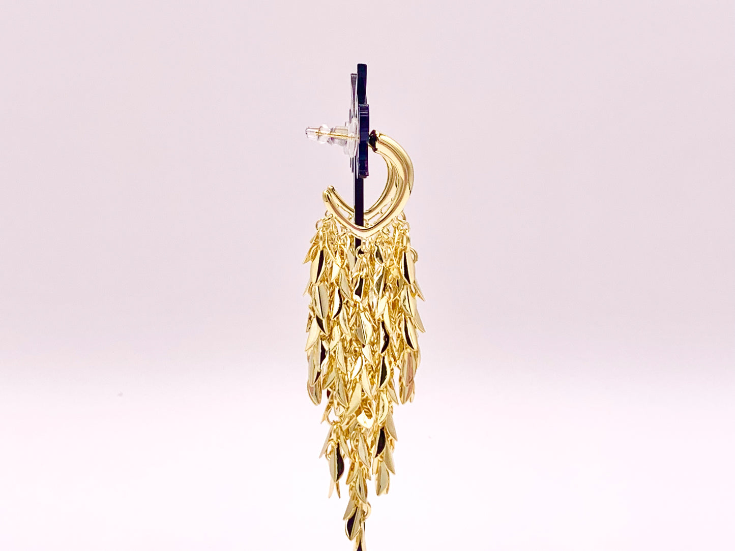 Pendientes con flecos y borlas de hojas de plumas de Glamorous en cobre chapado en oro de 18 quilates, 1 par