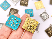 Cargar imagen en el visor de la galería, 25mm Pewter Granny Square Pendants Cute Diamond Shape Charms in Gold, Silver, Bronze and Blue Patina Color 20 PCS
