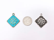 Cargar imagen en el visor de la galería, 25mm Pewter Granny Square Pendants Cute Diamond Shape Charms in Gold, Silver, Bronze and Blue Patina Color 20 PCS
