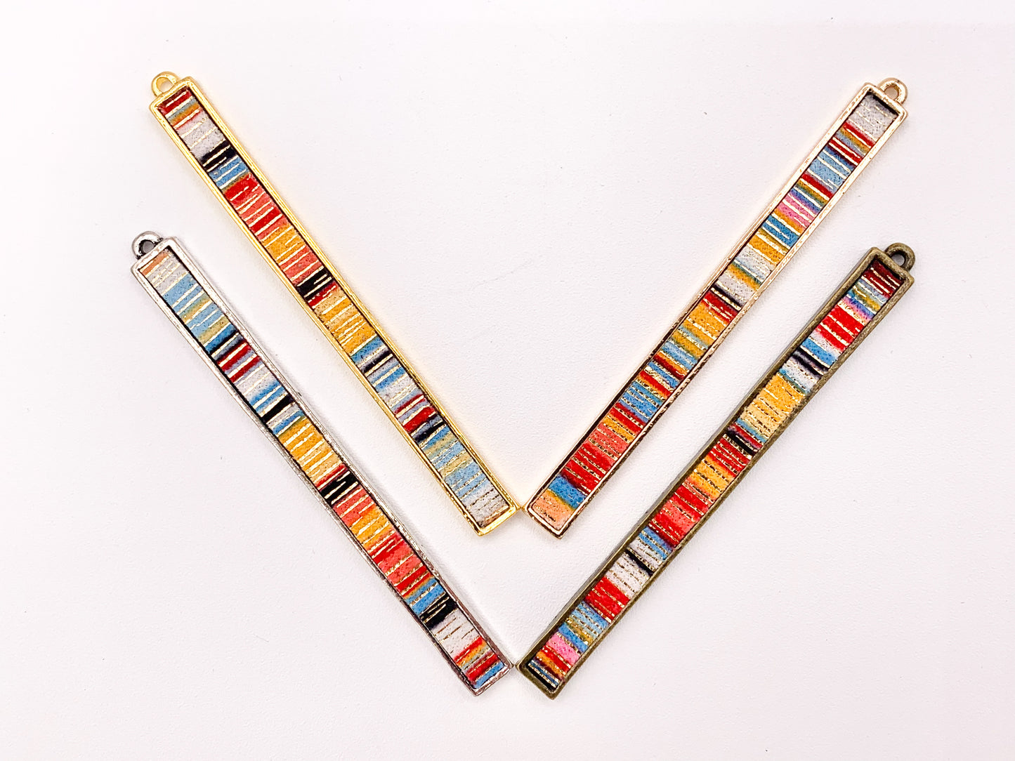 Colgantes de barra hechos a mano de peltre de 7x83 mm/3,26 pulgadas con tela multicolor en oro claro, oro, plata y latón