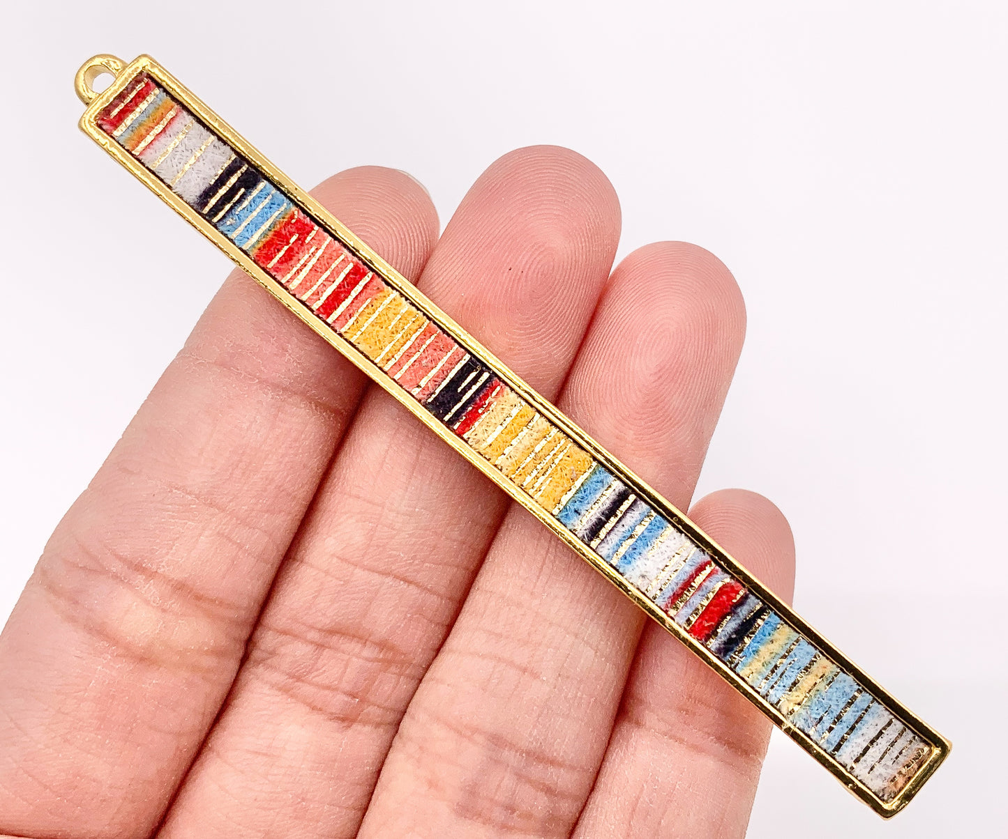 Colgantes de barra hechos a mano de peltre de 7x83 mm/3,26 pulgadas con tela multicolor en oro claro, oro, plata y latón