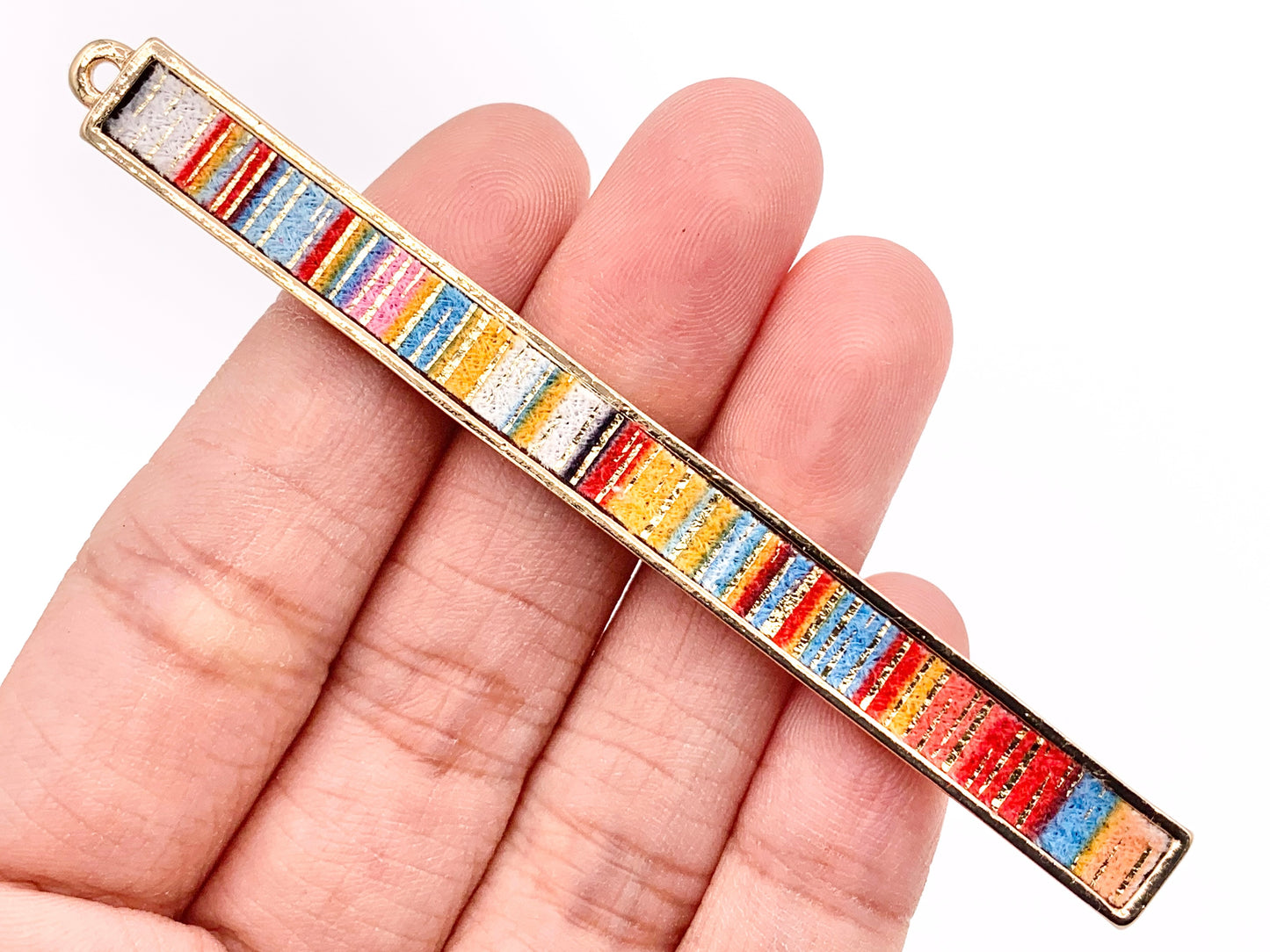 Colgantes de barra hechos a mano de peltre de 7x83 mm/3,26 pulgadas con tela multicolor en oro claro, oro, plata y latón