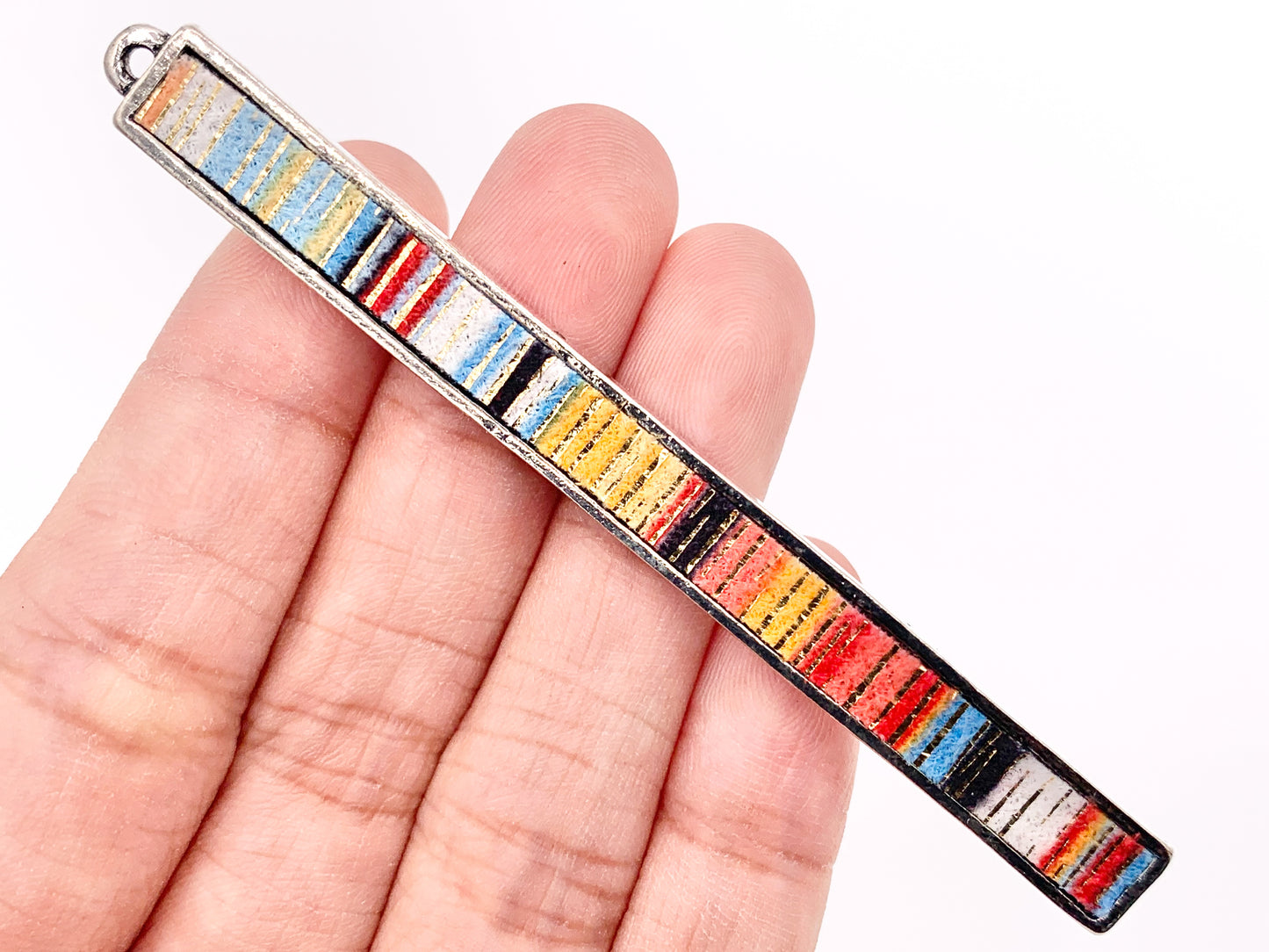 Colgantes de barra hechos a mano de peltre de 7x83 mm/3,26 pulgadas con tela multicolor en oro claro, oro, plata y latón