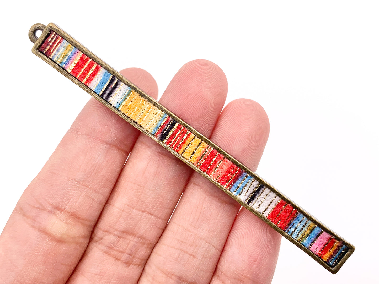 Colgantes de barra hechos a mano de peltre de 7x83 mm/3,26 pulgadas con tela multicolor en oro claro, oro, plata y latón