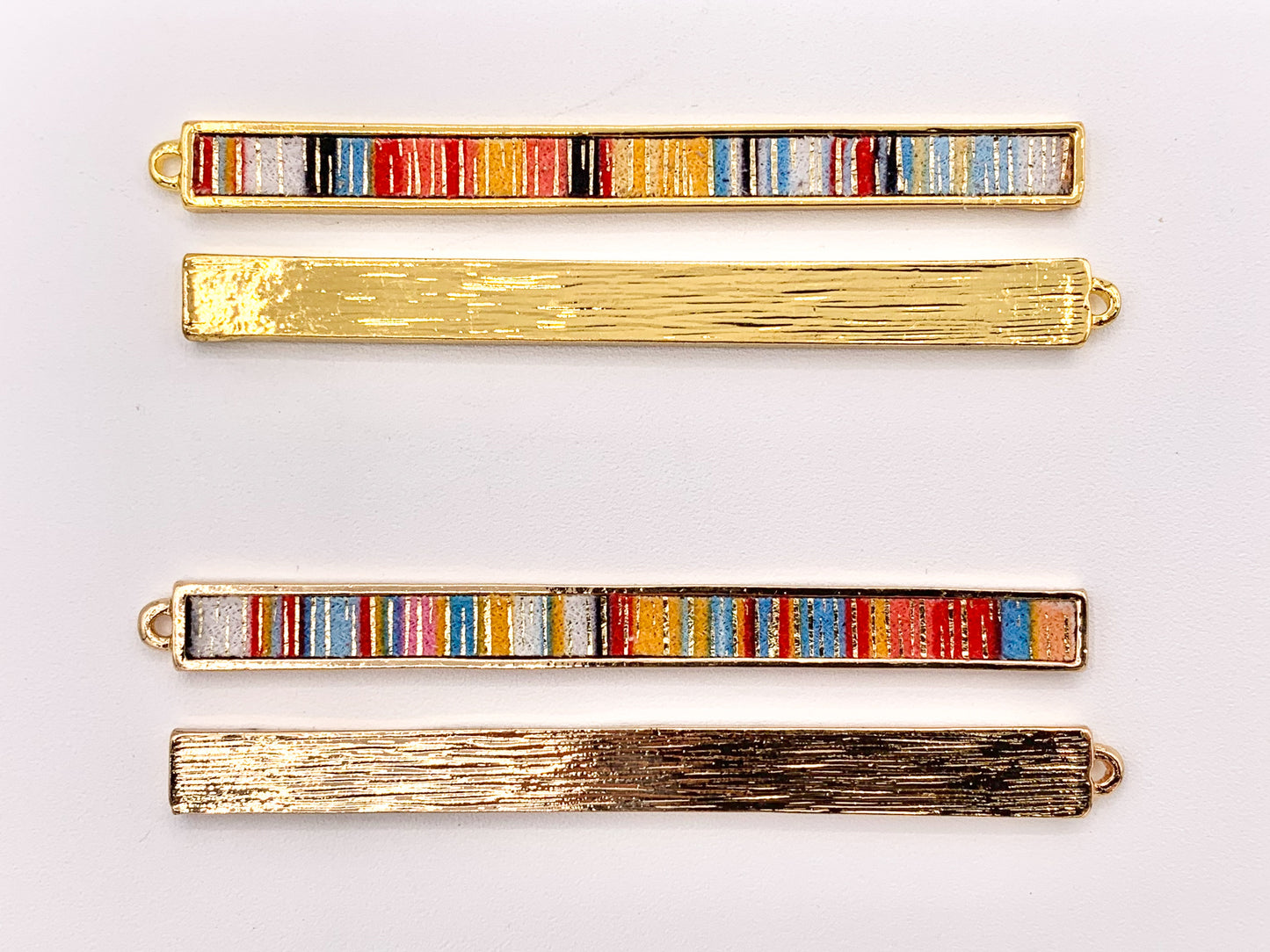 Colgantes de barra hechos a mano de peltre de 7x83 mm/3,26 pulgadas con tela multicolor en oro claro, oro, plata y latón
