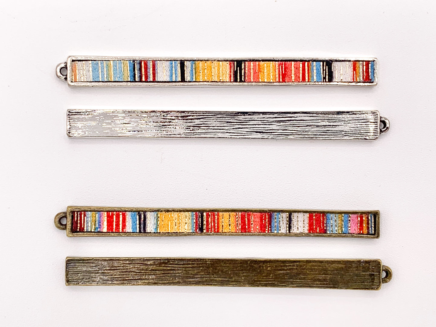 Colgantes de barra hechos a mano de peltre de 7x83 mm/3,26 pulgadas con tela multicolor en oro claro, oro, plata y latón