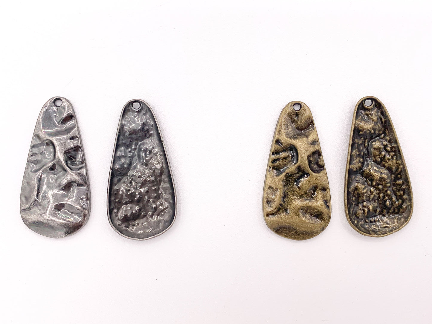 Colgantes grandes de una cara con forma de lágrima martillada de peltre de 23x47 mm, pedido a granel en oro mate, oro, plata, latón y bronce