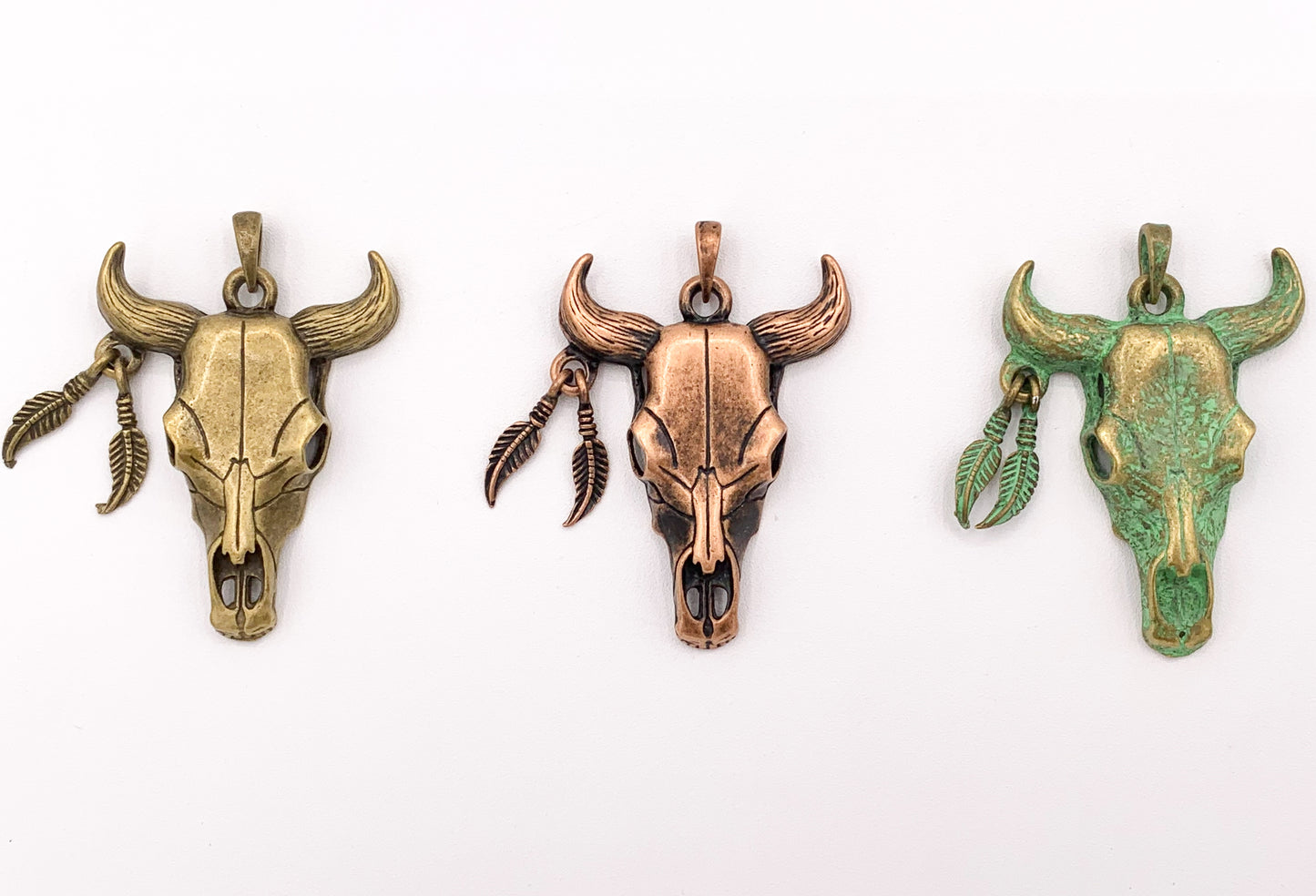 Cabeza de dirección de peltre de 38x51 mm/1,5x2 pulgadas con colgantes de plumas colgantes Cabeza de toro indio nativo americano en oro, plata, cobre, latón, pátina 6 PCS