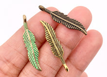 Cargar imagen en el visor de la galería, 6x29mm Pewter Small Feather Charms Pedido a granel de estilo indio nativo americano en oro rosado, oro antiguo, cobre, latón, bronce y pátina
