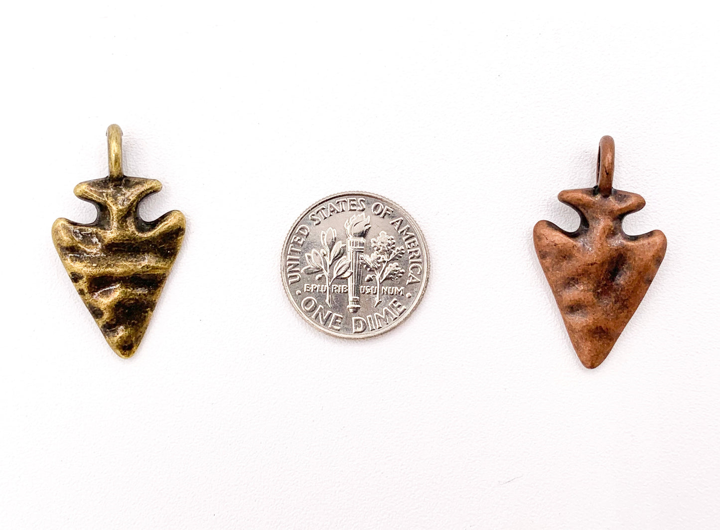 Colgantes de punta de flecha de peltre de 15x27 mm en oro, oro rosado, plata, plata mate, cobre, latón, bronce y pátina azul 24PCS