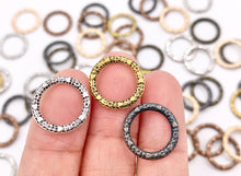 Cargar imagen en el visor de la galería, 14mm Pewter Textured Heart Carved Circle Ring Pendants Bulk Order in Gold, Rosy Gold, Silver, Brass, Copper, Gunmetal
