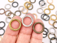 Cargar imagen en el visor de la galería, 13mm Pewter Textured Roped Circle Ring Pendants Bulk Order in Gold, Rosy Gold, Silver, Brass, Copper, Gunmetal
