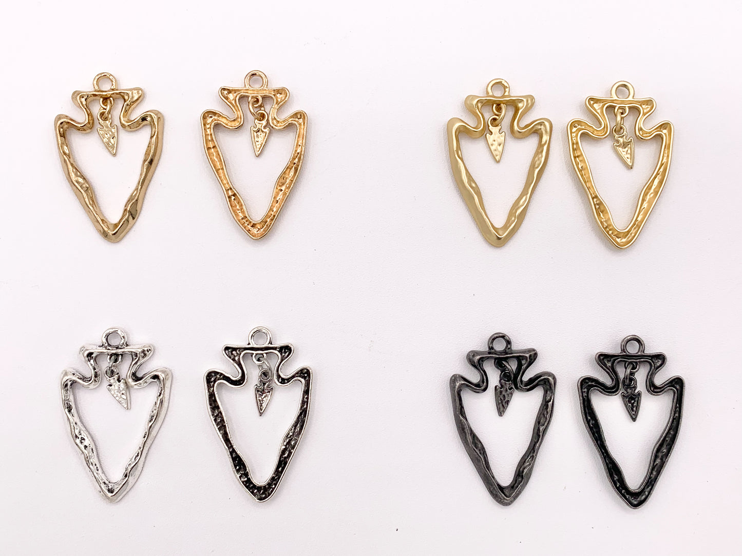 Colgantes de punta de flecha hueca de peltre de 25x40 mm con pequeño dije colgante en oro, oro mate, plata, cobre, latón, bronce y pátina azul