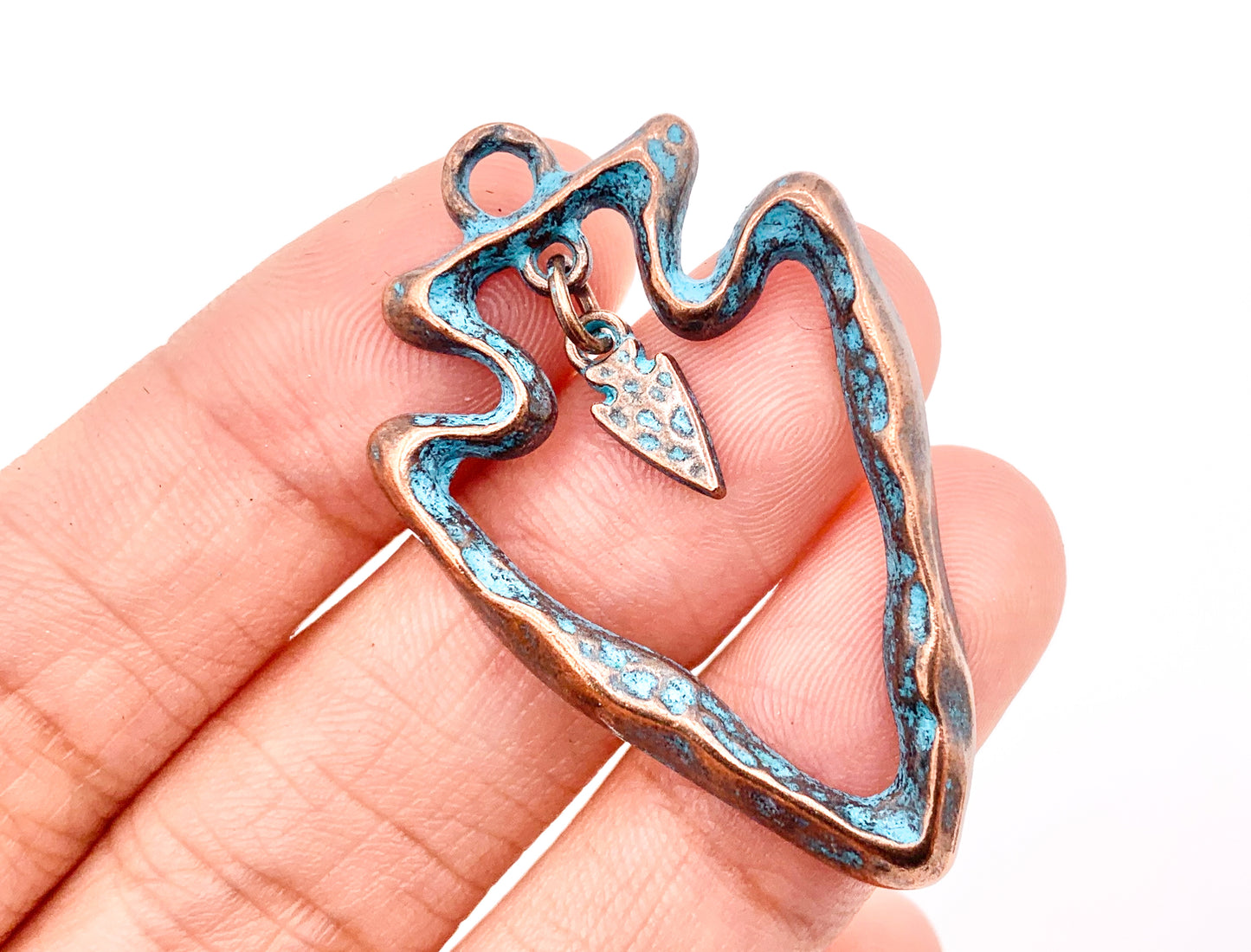 Colgantes de punta de flecha hueca de peltre de 25x40 mm con pequeño dije colgante en oro, oro mate, plata, cobre, latón, bronce y pátina azul