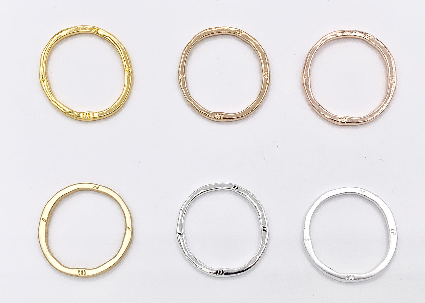 Anillo de aro tallado con colgantes irregulares de círculo grande de peltre de 32 mm, pedido a granel en 9 colores