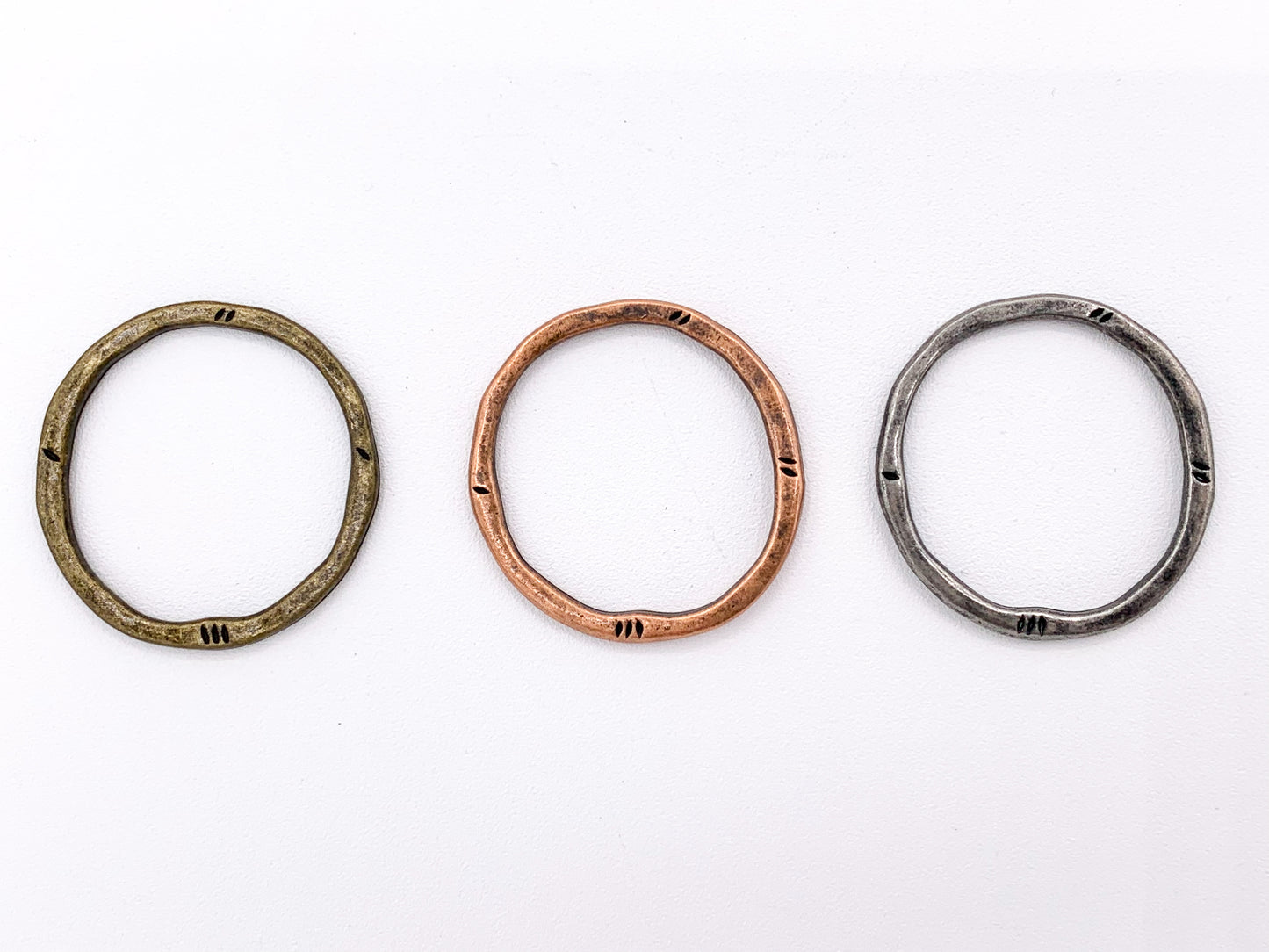 Anillo de aro tallado con colgantes irregulares de círculo grande de peltre de 32 mm, pedido a granel en 9 colores