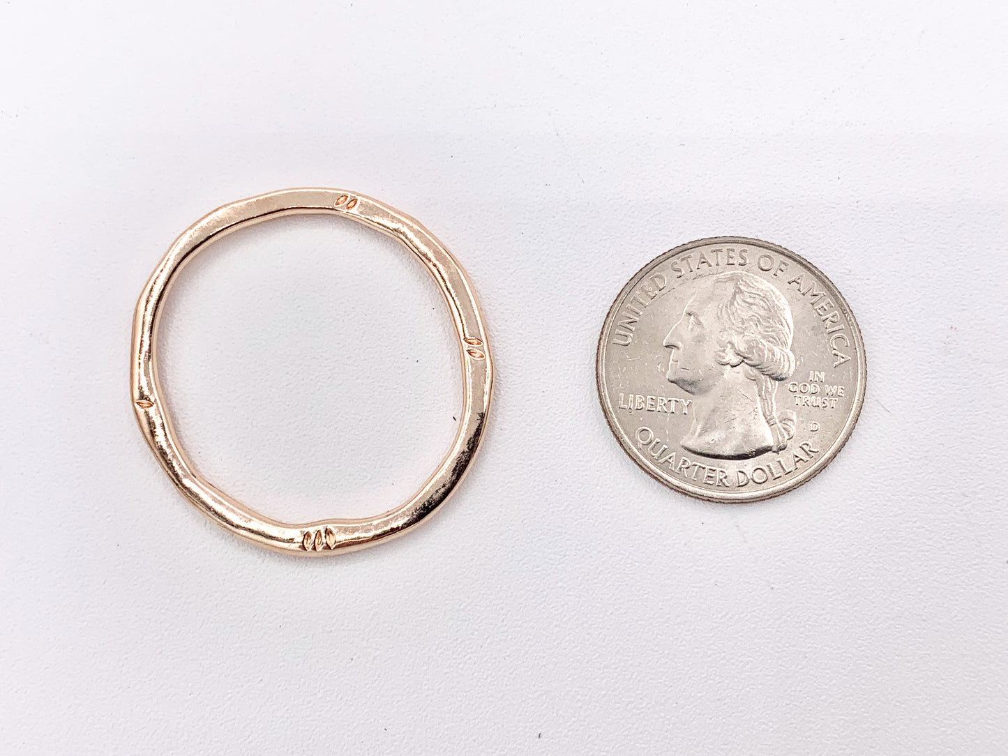 Anillo de aro tallado con colgantes irregulares de círculo grande de peltre de 32 mm, pedido a granel en 9 colores