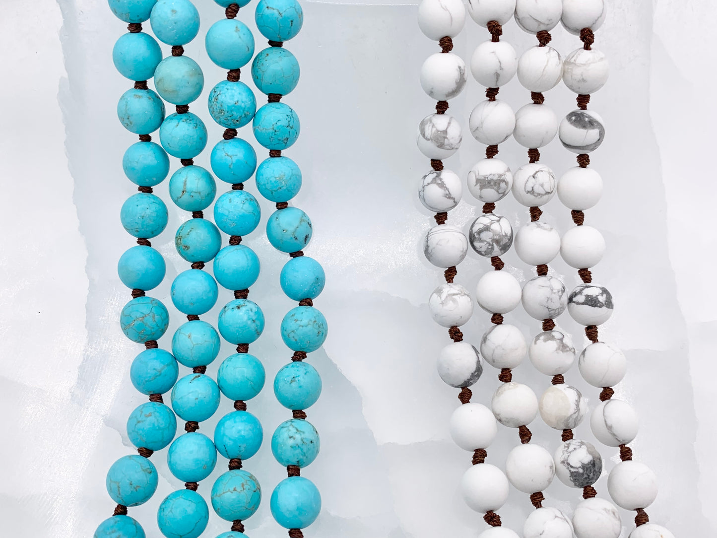 Collar anudado de piedras preciosas mate hecho a mano de 60" - ónix negro, ágata de encaje laguna, jaspe artístico, magnesita y collar con cuentas de howlita blanca