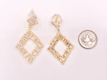 Cargar imagen en el visor de la galería, Aretes de lujo con pavé de circonitas baguette y forma de diamante en oro de 18 k y plata sobre cobre, 2 pares
