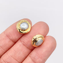 Cargar imagen en el visor de la galería, 10-11mm Gold Trim Freshwater Pearl Coin Spacer Beads in 18K Gold Plated Copper 10 PCS
