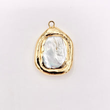 Cargar imagen en el visor de la galería, 1" Long Gold Trim Freshwater Pearl Rectangular Pendant in 18K Gold Plated Copper 5PCS
