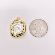 Cargar imagen en el visor de la galería, 1" Long Gold Trim Freshwater Pearl Rectangular Pendant in 18K Gold Plated Copper 5PCS
