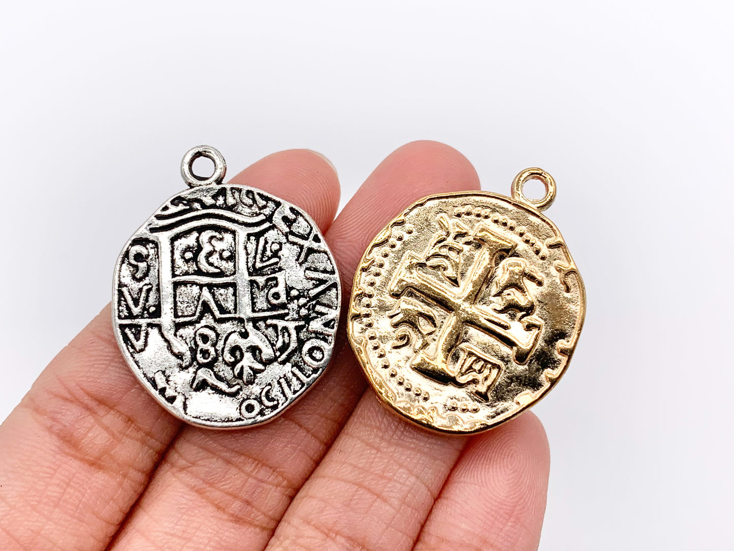 Dijes de monedas con cruz de Jerusalén de peltre de 25 mm en oro, plata, bronce, cobre, bronce, pátina verde y azul