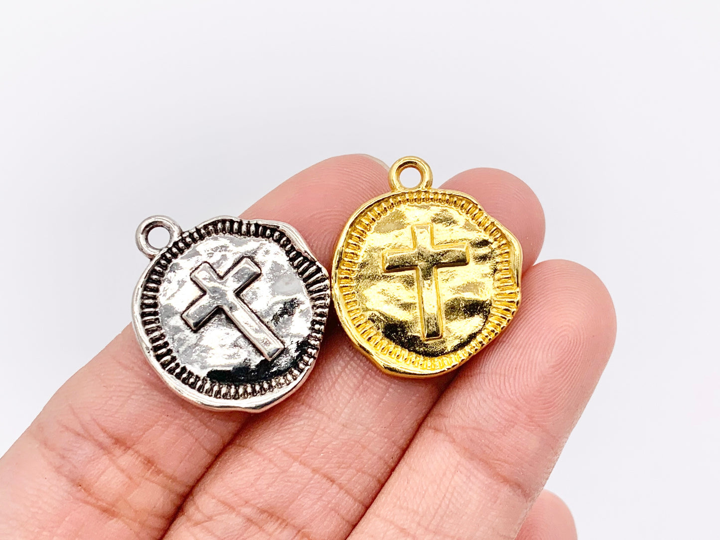 Dijes de monedas cruzadas pequeñas de peltre de 19 mm en oro antiguo, oro brillante, plata, bronce, cobre, bronce y pátina azul