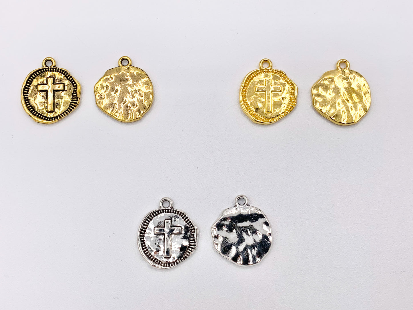 Dijes de monedas cruzadas pequeñas de peltre de 19 mm en oro antiguo, oro brillante, plata, bronce, cobre, bronce y pátina azul