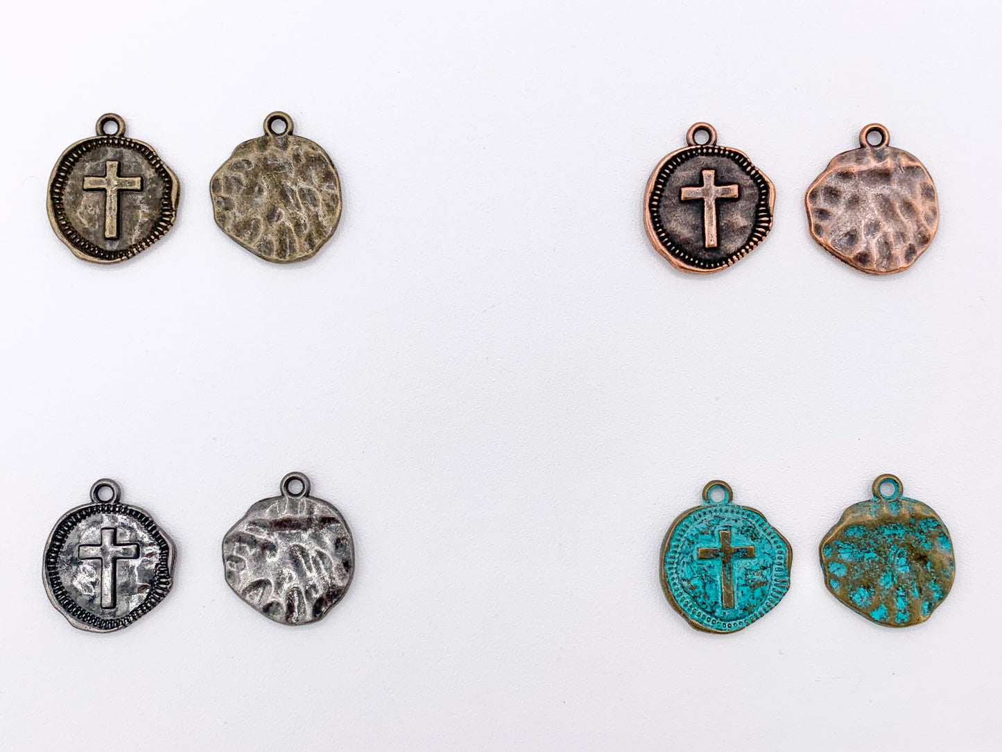 Dijes de monedas cruzadas pequeñas de peltre de 19 mm en oro antiguo, oro brillante, plata, bronce, cobre, bronce y pátina azul