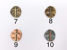 Cargar imagen en el visor de la galería, Colgante religioso con dijes de moneda cruzada pequeños de peltre de 19 mm en 10 colores
