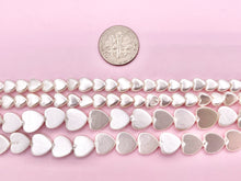 Cargar imagen en el visor de la galería, 6mm 8mm Shell Pearl Heart Shape Mother of Pearl White Heart Beads Around 15-16"
