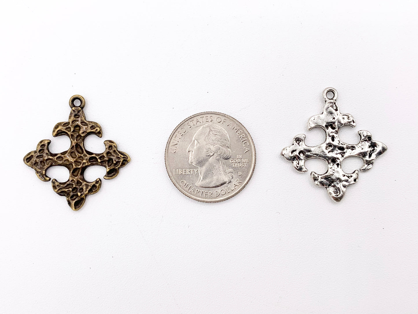 Colgantes martillados Fleury de cruz de peltre de 27 mm en oro antiguo, oro rosado, plata, bronce, cobre, bronce de cañón, pátina verde y azul