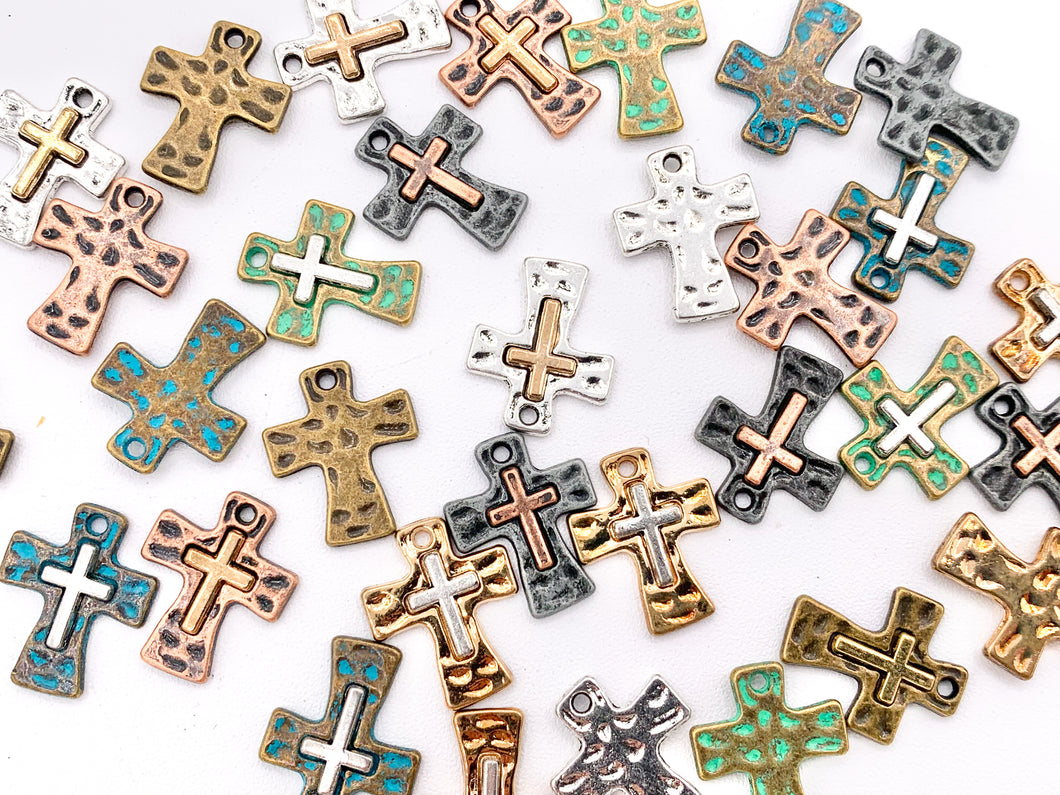 Colgante religioso con dijes de cruz martillados pequeños de peltre de 14x18 mm en 7 colores, 25 piezas