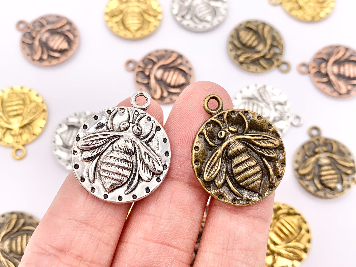 20mm Pewter Double Sided Bumble Bee Carved Circle Pendants Cute Animal Coin Charms Bulk Order in Gold, Silver, Brass, Copper 125G