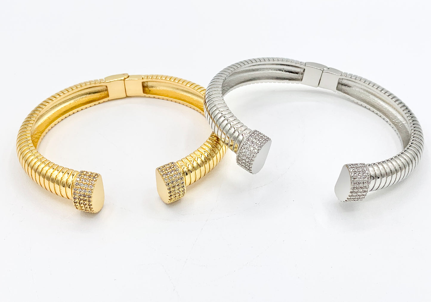 Puños de pulsera con bisagra abierta elegante con diamantes de imitación pavimentados con circonita cúbica en chapado en oro de 18 quilates o chapado en plata