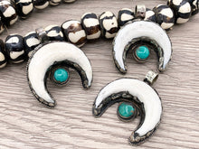 Cargar imagen en el visor de la galería, Tibetan Silver Bone Horn Pendant with Turquoise Handmade Pendant
