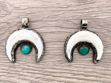 Cargar imagen en el visor de la galería, Tibetan Silver Bone Horn Pendant with Turquoise Handmade Pendant
