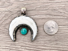 Cargar imagen en el visor de la galería, Tibetan Silver Bone Horn Pendant with Turquoise Handmade Pendant
