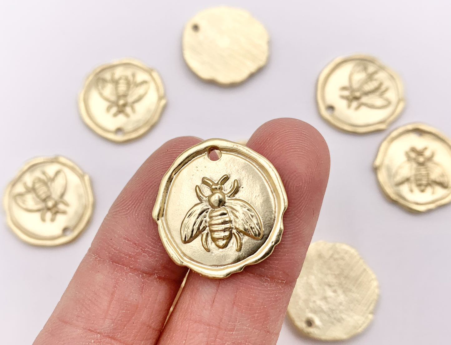 19mm Pewter Matte Gold Bumble Bee Carved Circle Pendants Cute Animal One Sided Coin Charms  15 PCS