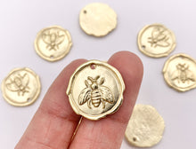 Load image into Gallery viewer, 19mm Pewter Matte Gold Bumble Bee Carved Circle Pendants Cute Animal One Sided Coin Charms  15 PCS

