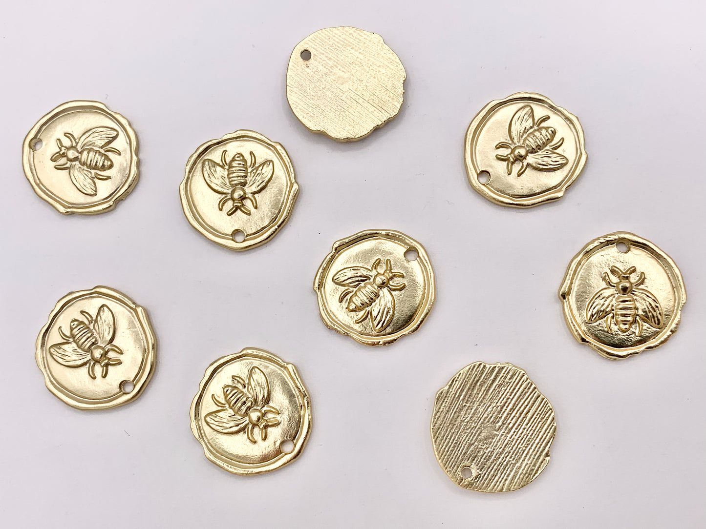 19mm Pewter Matte Gold Bumble Bee Carved Circle Pendants Cute Animal One Sided Coin Charms  15 PCS