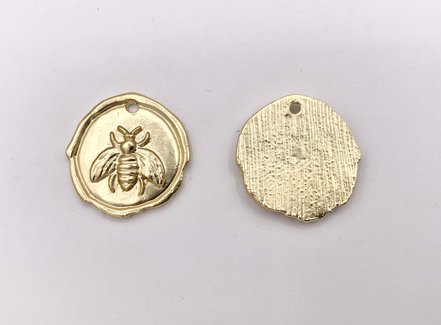 19mm Pewter Matte Gold Bumble Bee Carved Circle Pendants Cute Animal One Sided Coin Charms  15 PCS