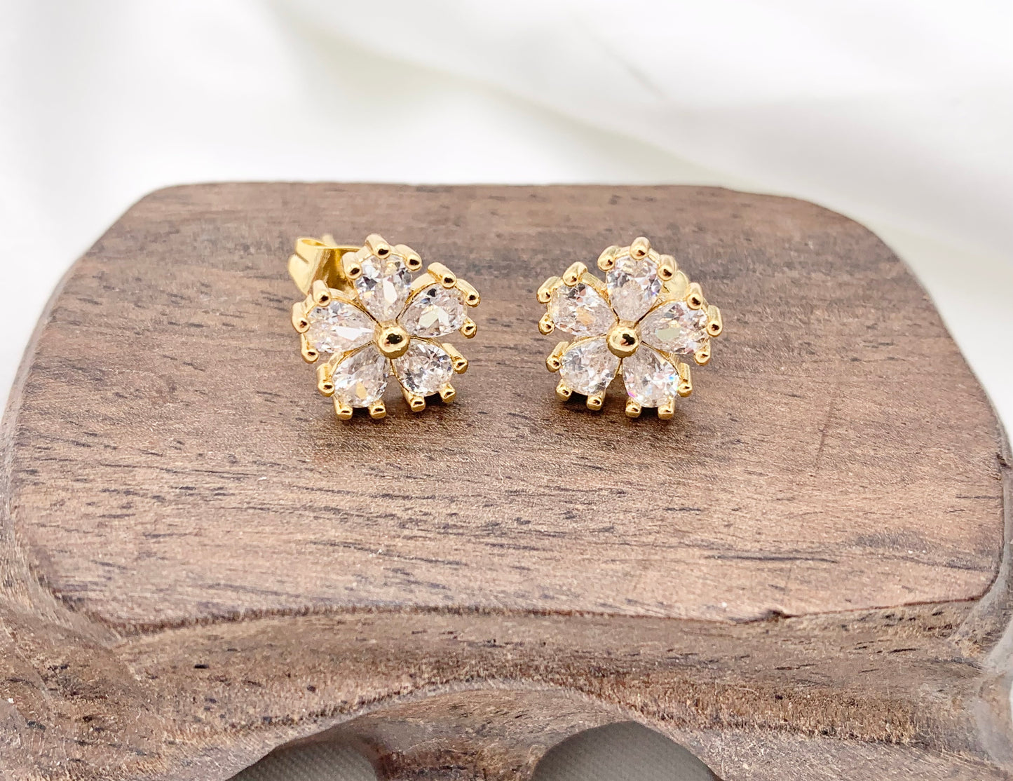 Beautiful Rhinestone Flower CZ Pave Daisy Earring Studs in Gold 18K Plating over Copper 5 PAIRS
